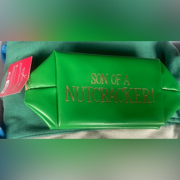 NWT! Elf on the shelf Son of a Nutcracker green makeup bag ELF x Revolution - Picture 5 of 8